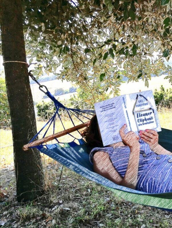 Lettura all'aperto in amaca del libro Eleanor Oliphant sta benissimo