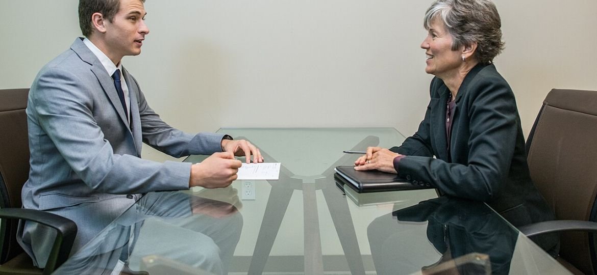 Un giovane in giacca durante un colloquio di lavoro, situazione tipica in cui può comparire l'ansia da prestazione
